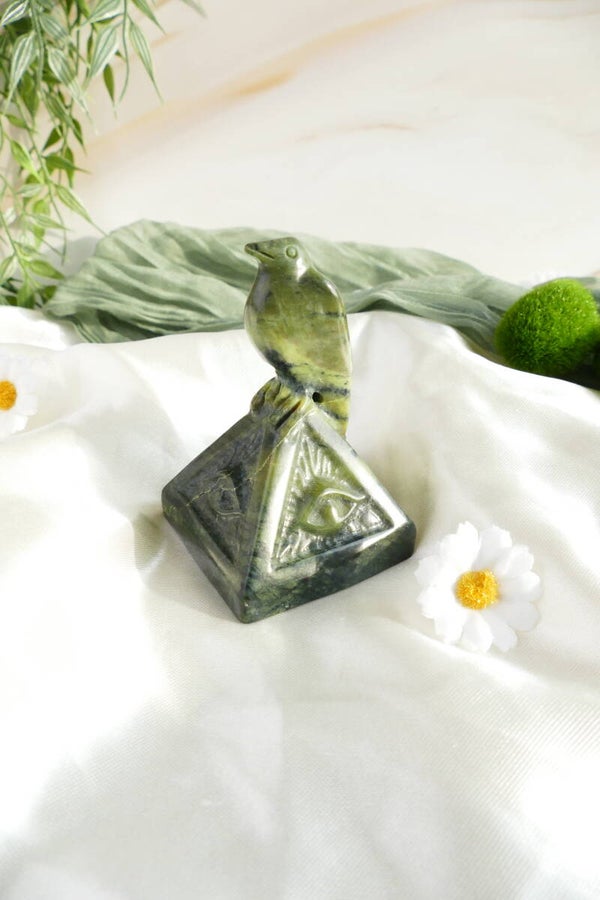 Grüne Jade Pyramide mit Rabe
