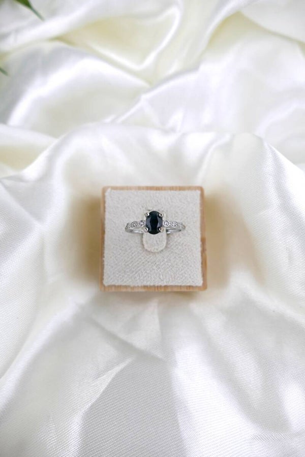 Dunkelblauer Saphir Ring