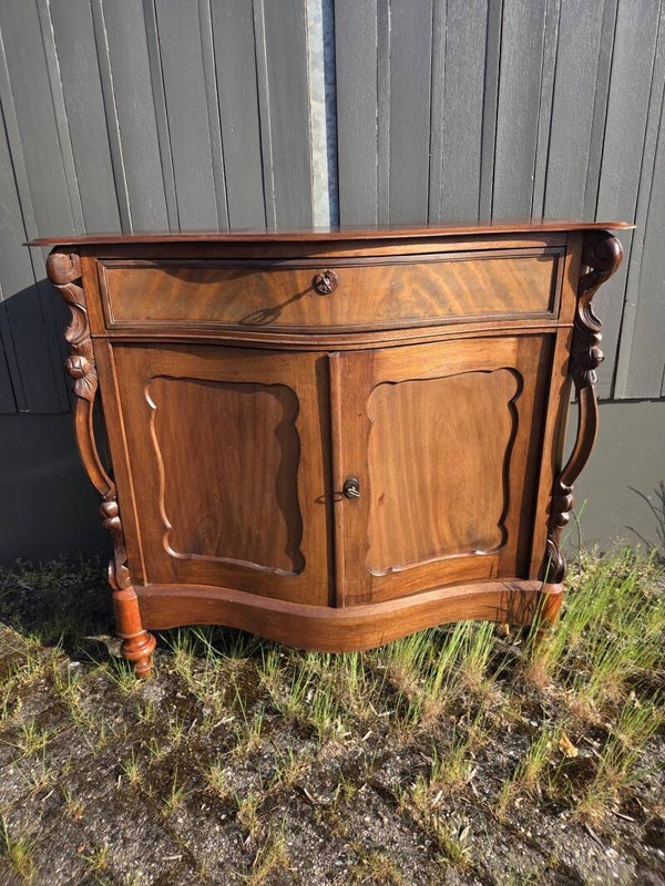 Kleine buffet kast notenhout