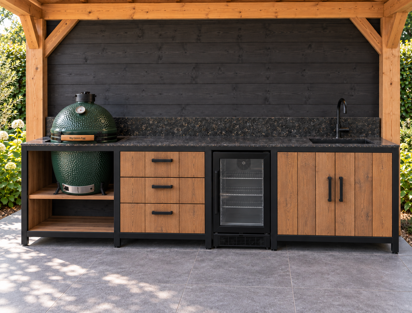 Maatwerk buitenkeuken met kamado koelkast en spoelbak