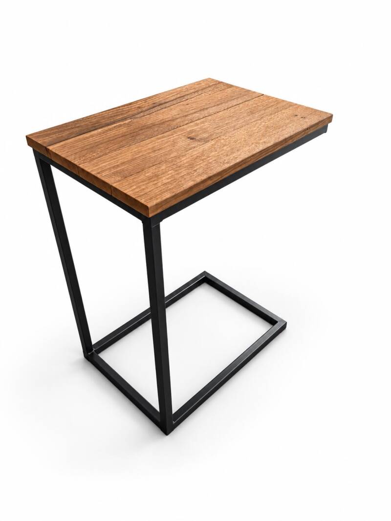 Industriële bijzettafel met zwart stalen frame en houten blad