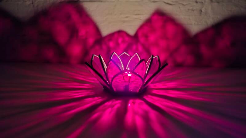 Glas in lood lotus theelichthouder met kaarslicht Glazige Loodjes 