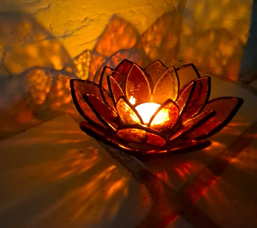 Glas in Lood lotus theelichthouder Amber Glazige Loodjes