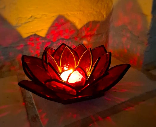 Glas in Lood lotus theelichthouder rood Glazige Loodjes