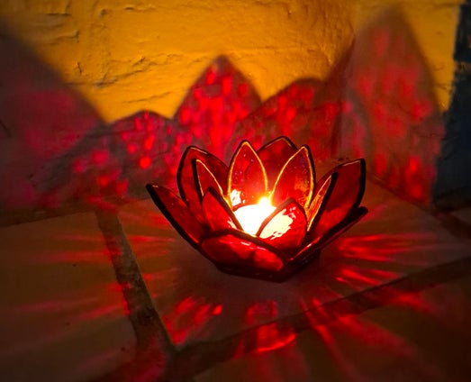 Glas in Lood lotus theelichthouder rood Glazige Loodjes
