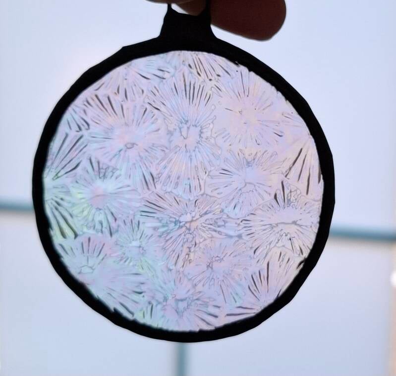 glas in lood kerstbal iriseren Glazige Loodjes