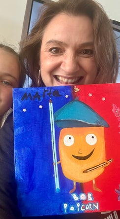 Kinderboekenschrijver Maranke Rinck met Marta die een Bob Popcorn schilderij heeft gemaakt in rood en blauw