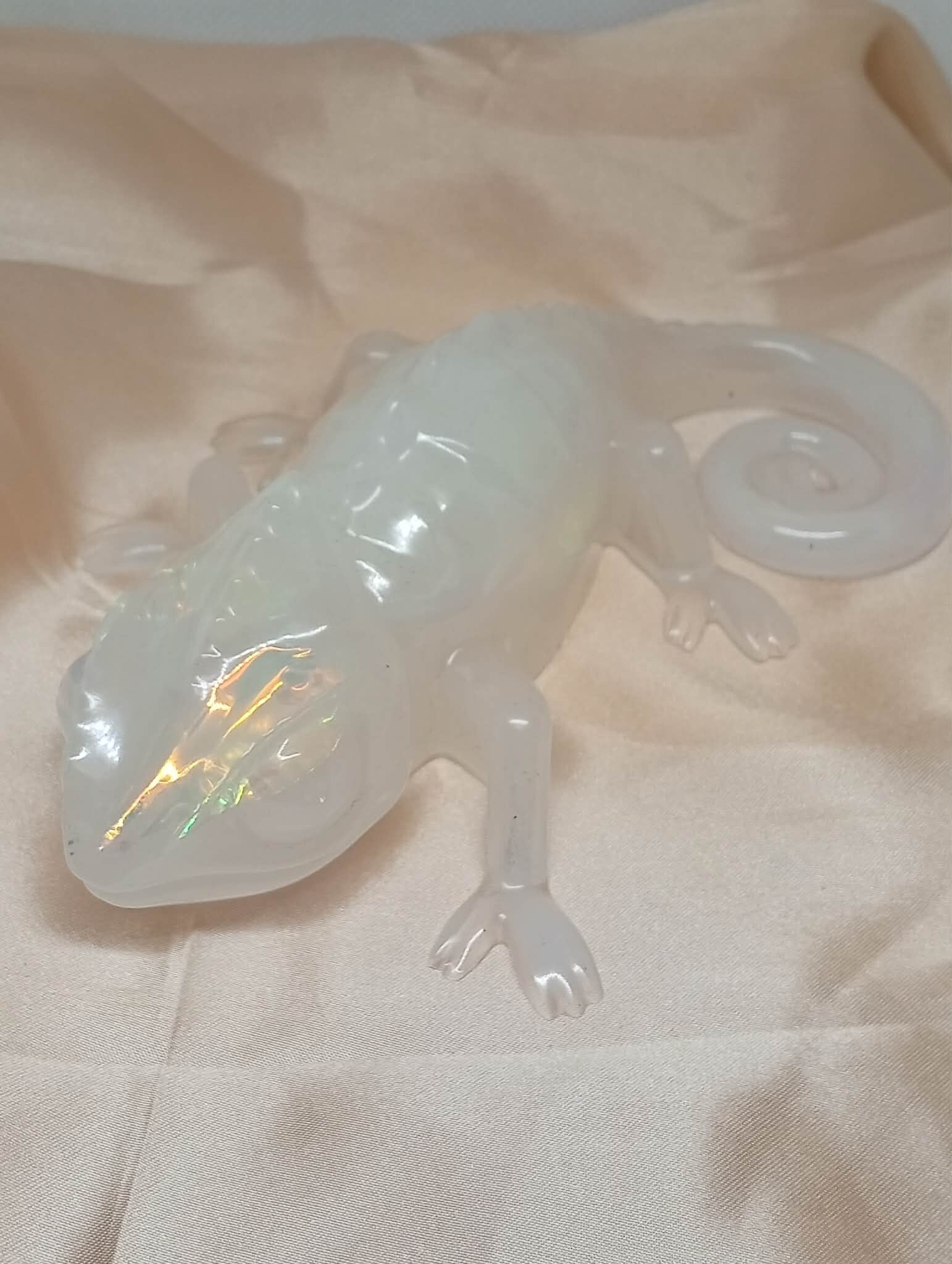 Caméléon décoratif – Blanc transparent aux pétales holographiques