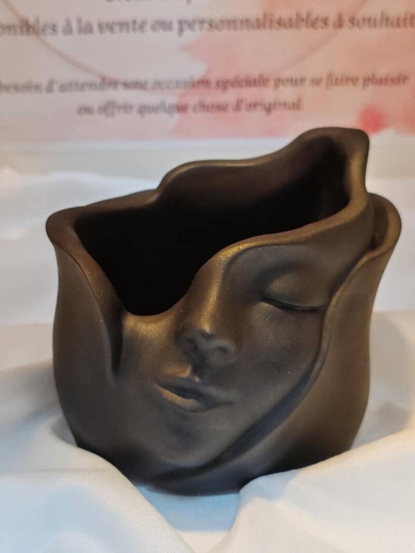 Pot visage en relief