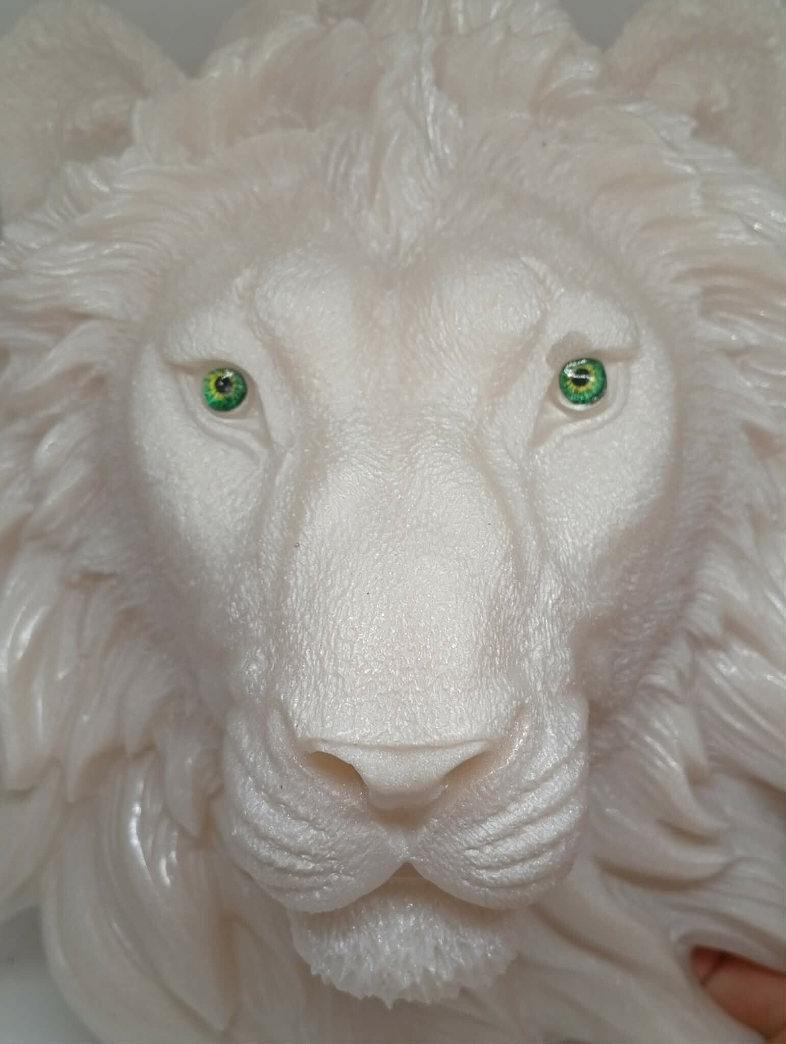Tête de lion murale en résine – Blanc nacré, yeux verts