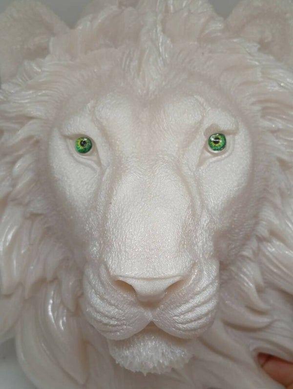 Tête de lion murale en résine – Blanc nacré, yeux verts