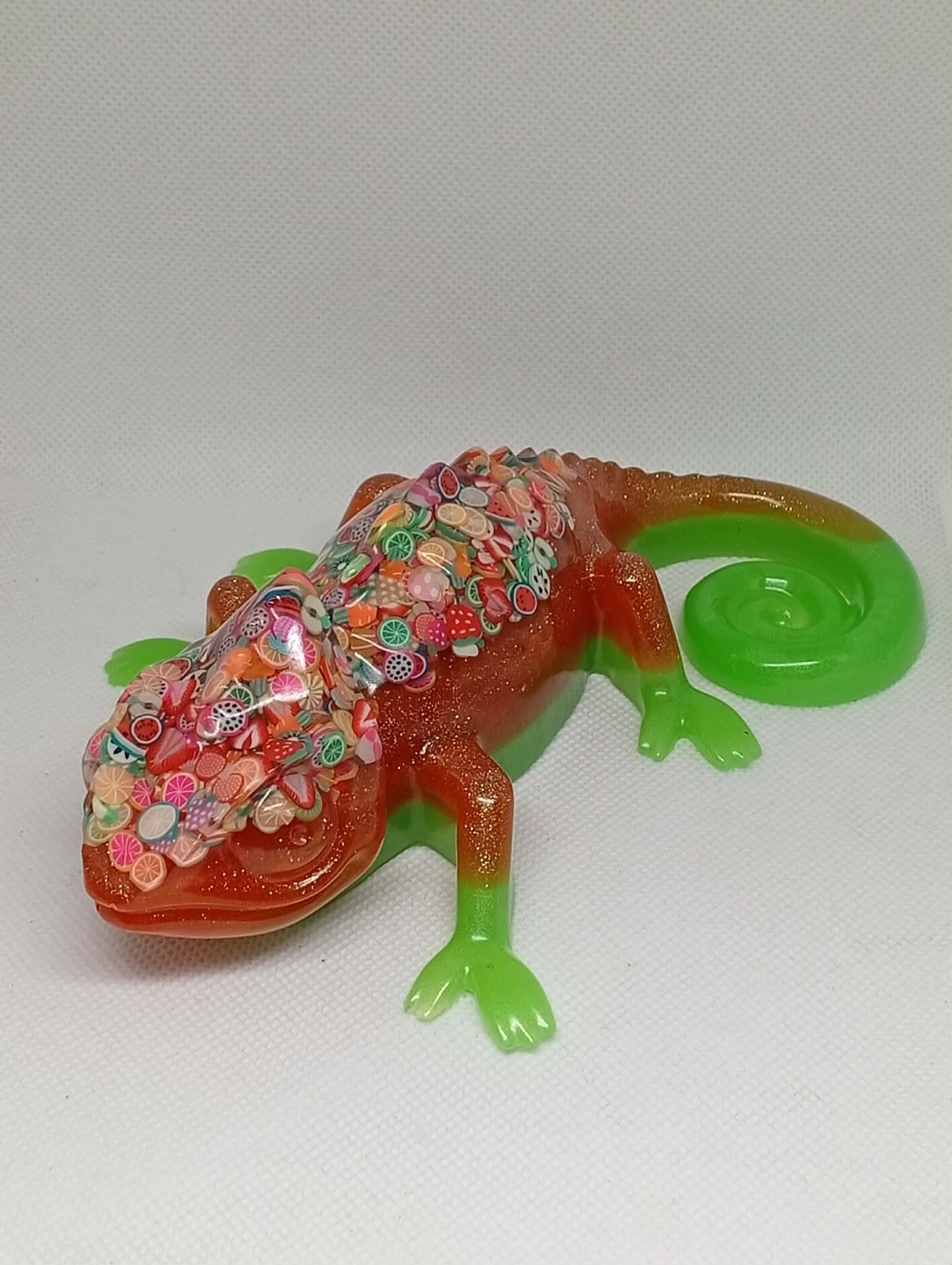 Caméléon décoratif – Orange pailleté & vert avec incrustations de fruits