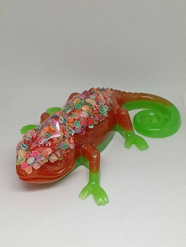 Caméléon décoratif – Orange pailleté & vert avec incrustations de fruits