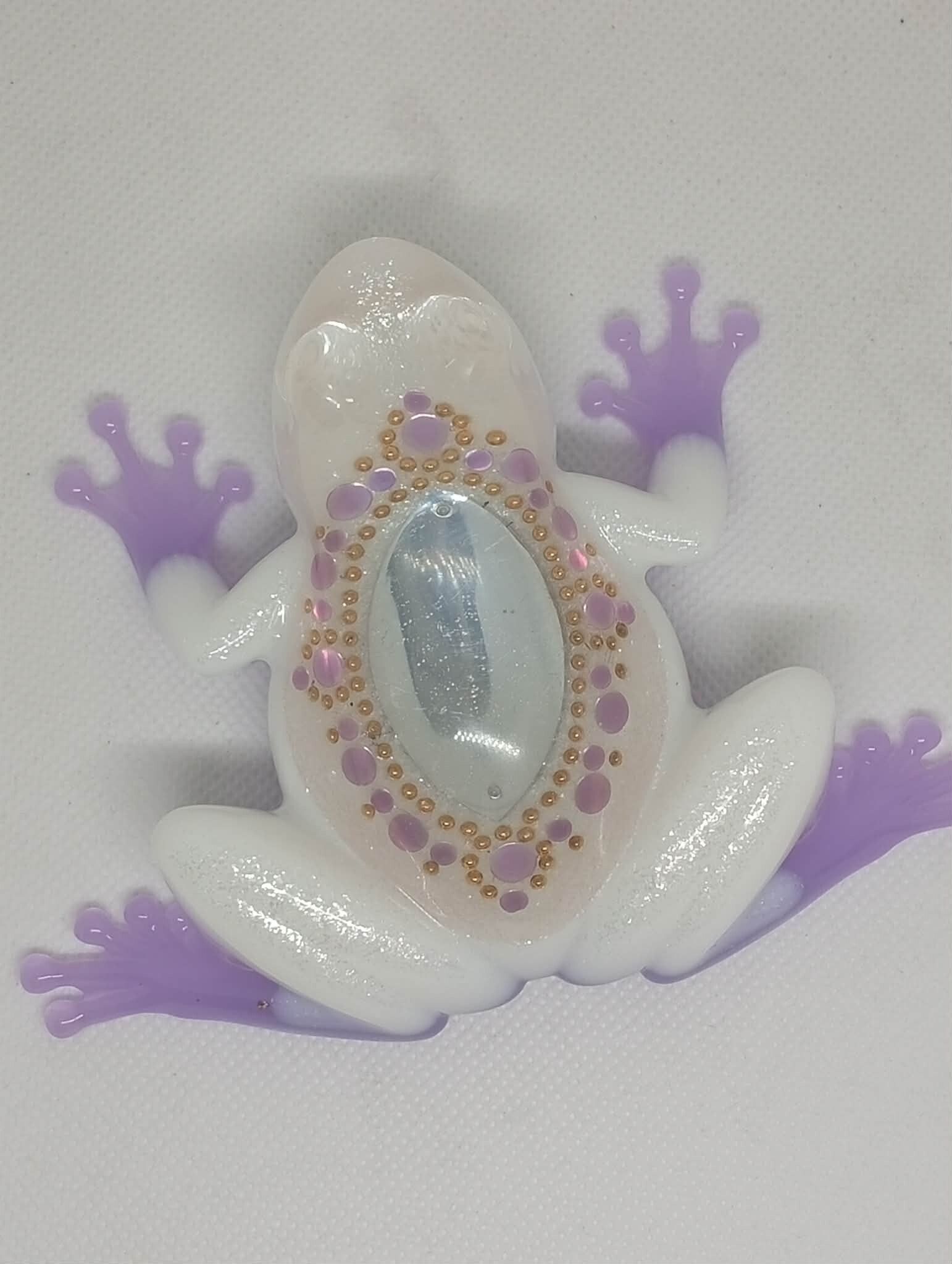 Grenouille décorative blanche et lilas