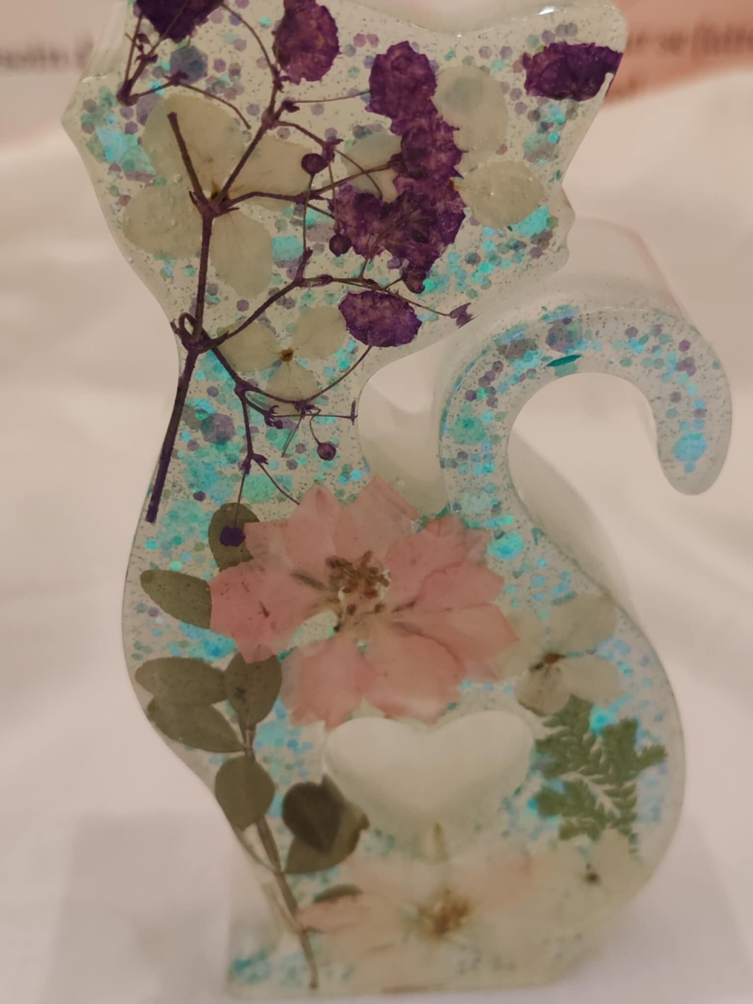 Chat décoratif aux fleurs séchées