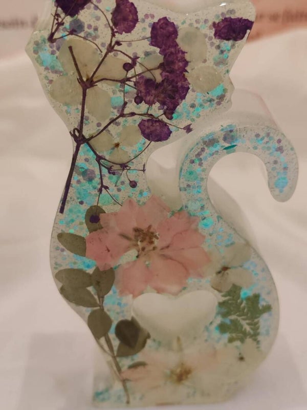 Chat décoratif aux fleurs séchées