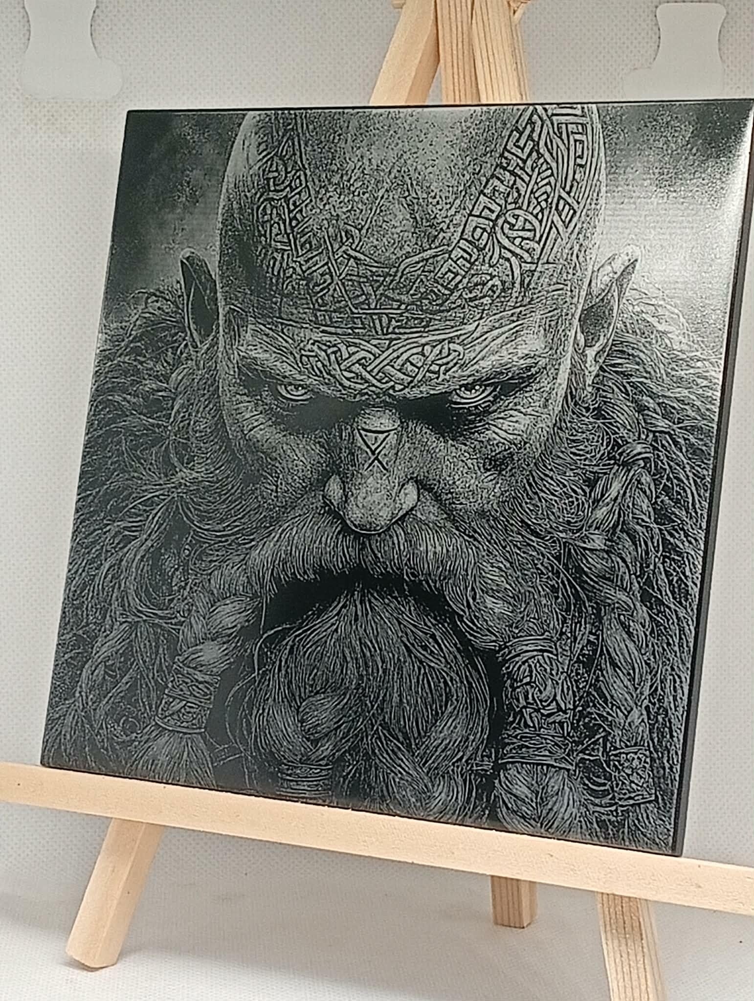 Carreau en céramique gravé – Guerrier Viking ⚔️