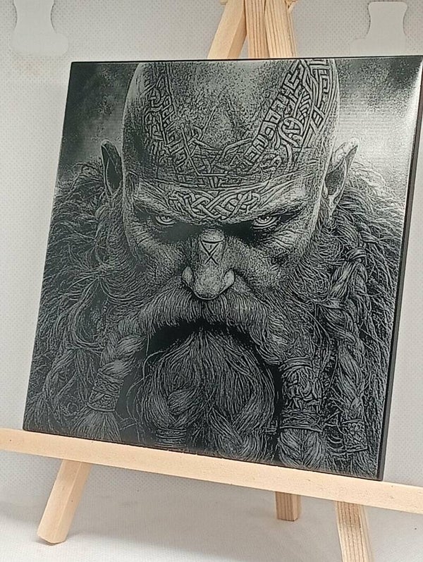 Carreau en céramique gravé – Guerrier Viking ⚔️