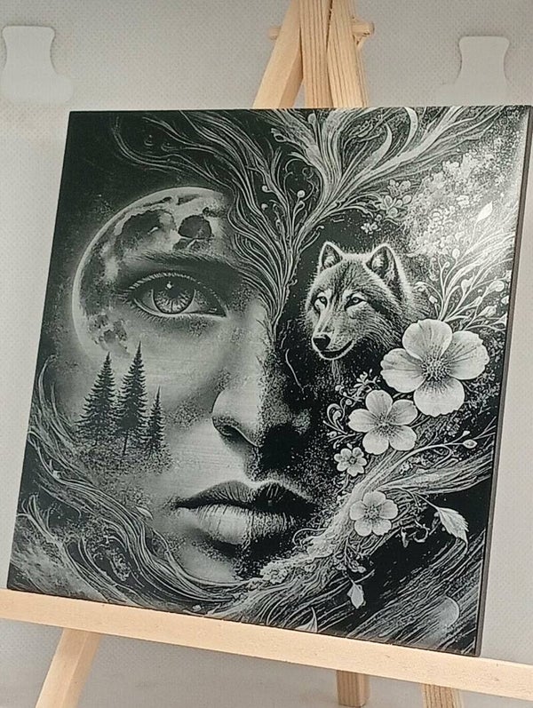 Carreau en céramique gravé – Femme, Loup & Lune 🌙