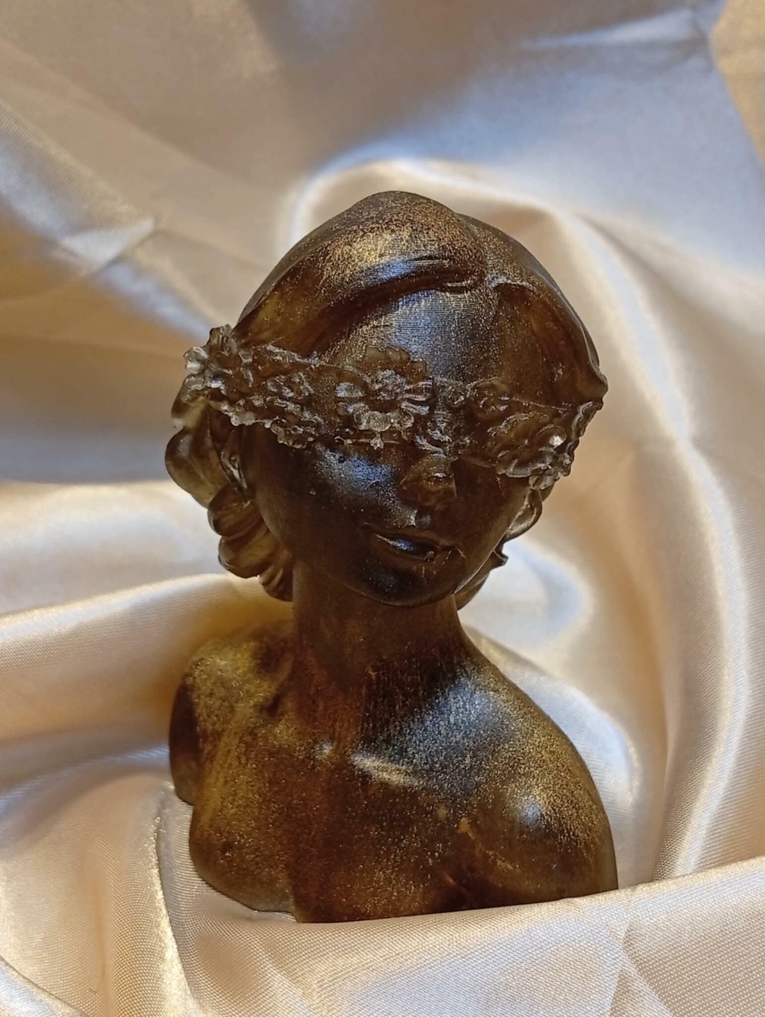 Buste de femme aux yeux fleuris en résine