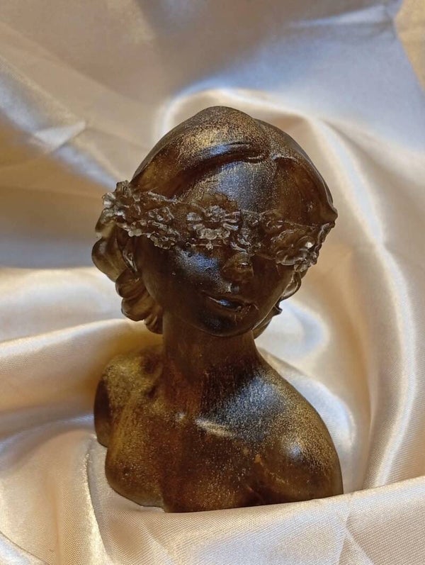 Buste de femme aux yeux fleuris en résine