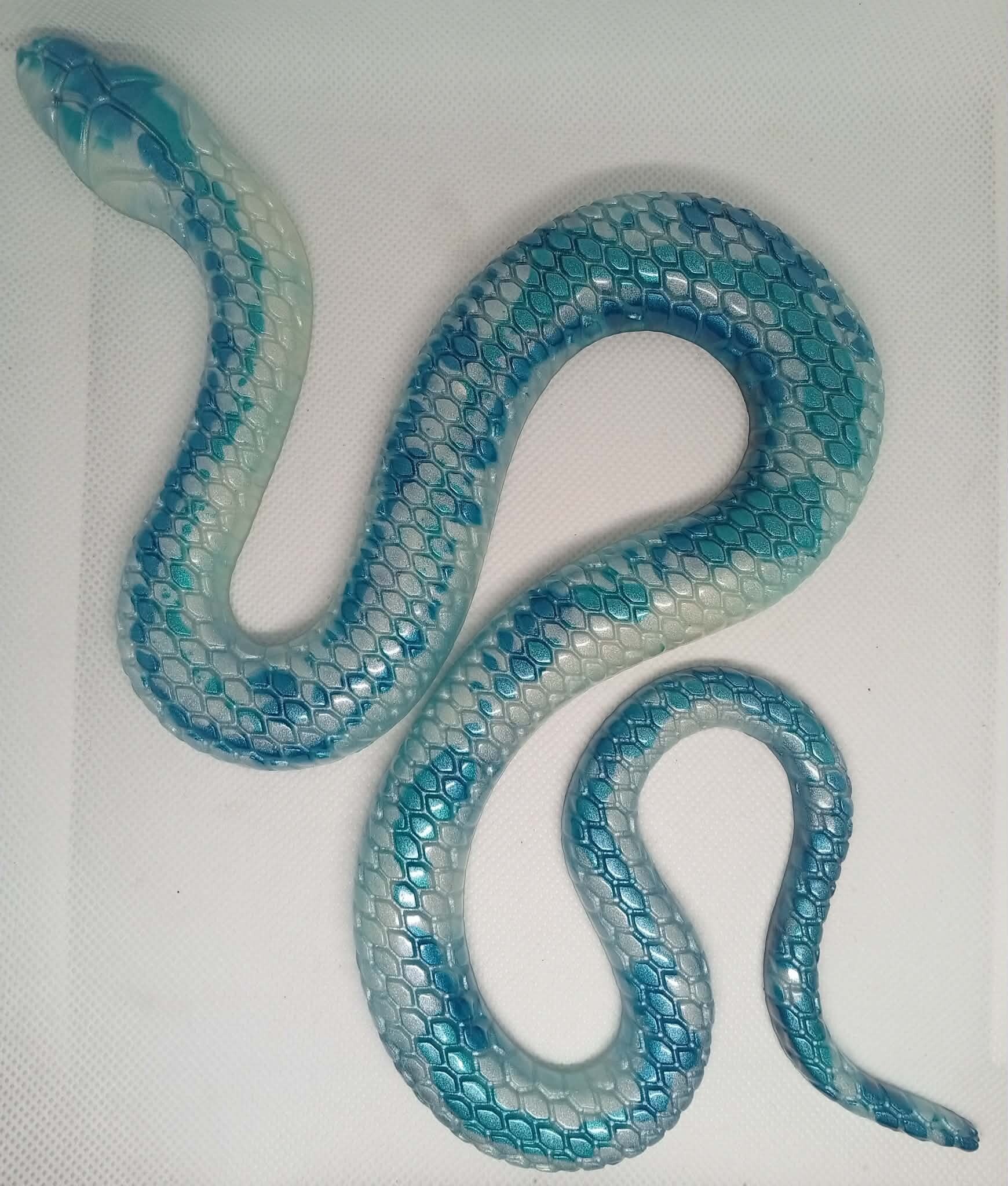 Serpent décoratif en résine
