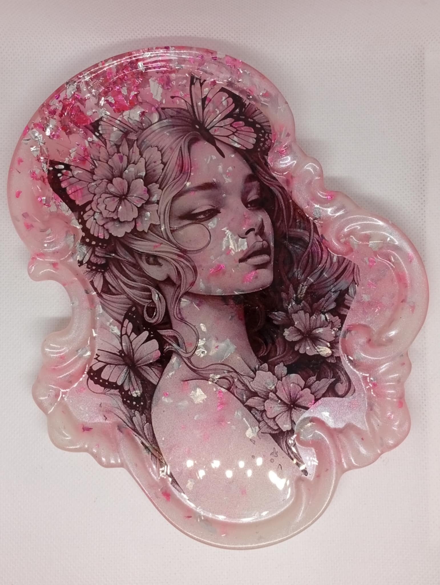 Vide-poche décoratif femme aux papillons