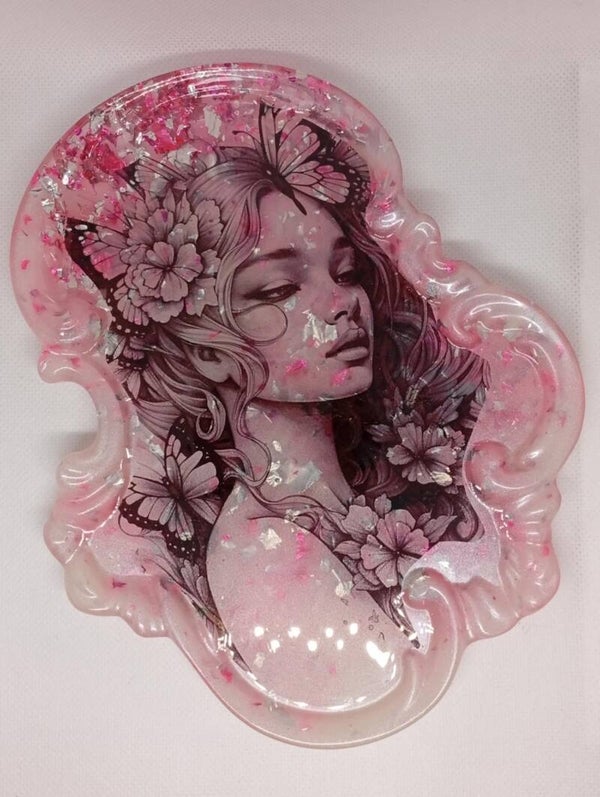 Vide-poche décoratif femme aux papillons