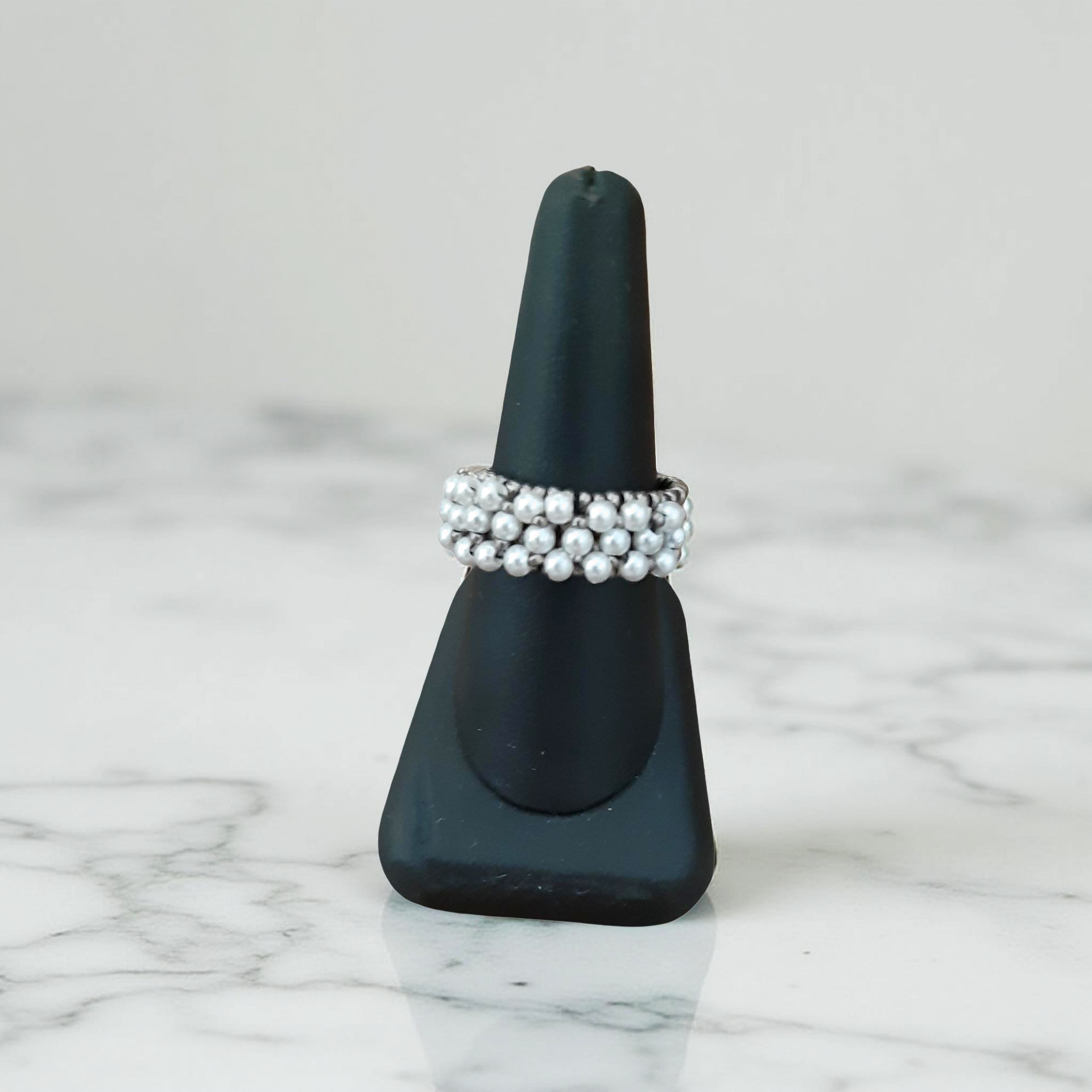 Anello fascia artigianale con perle e micro-perline argentate - Fatto a mano