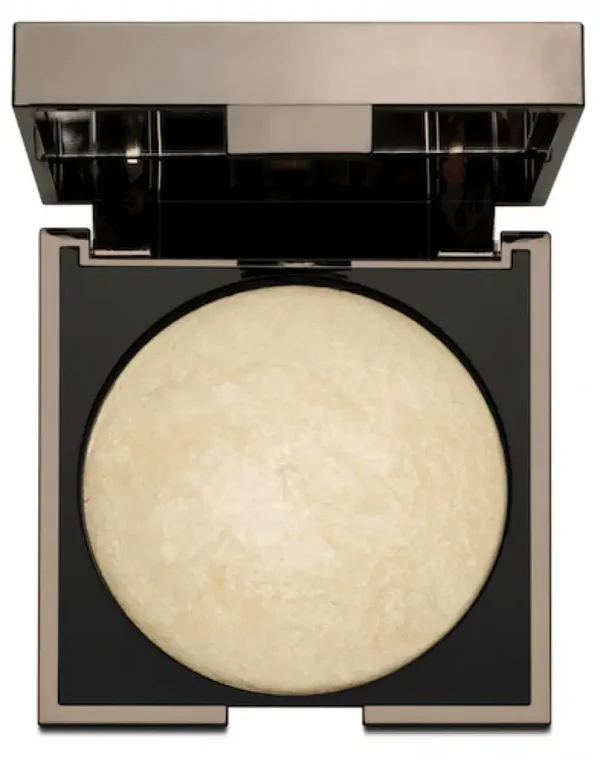 Illuminating baked mineral powder