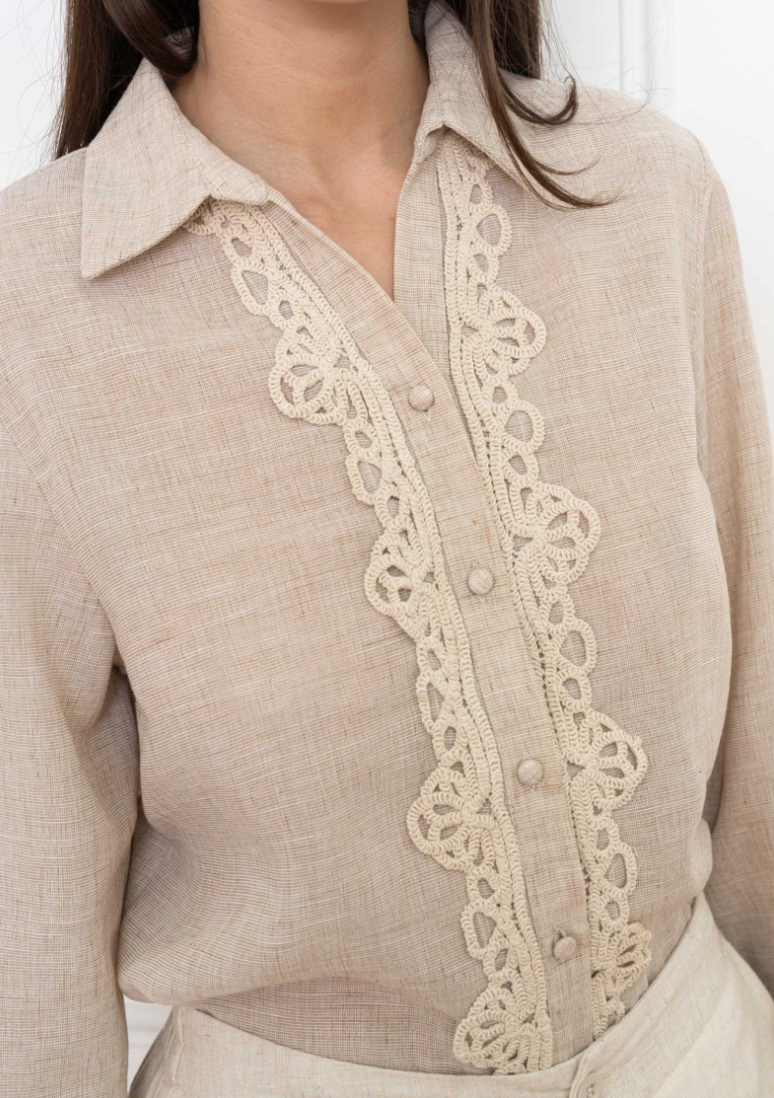 Elegante blouse met details taupe