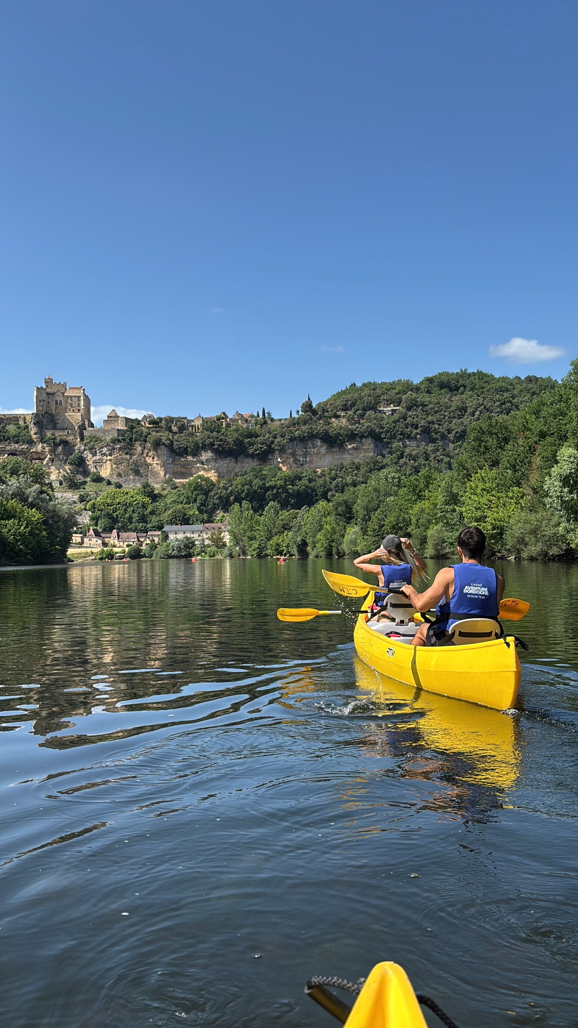 Personnes faisant du canoë sur la Dordogne