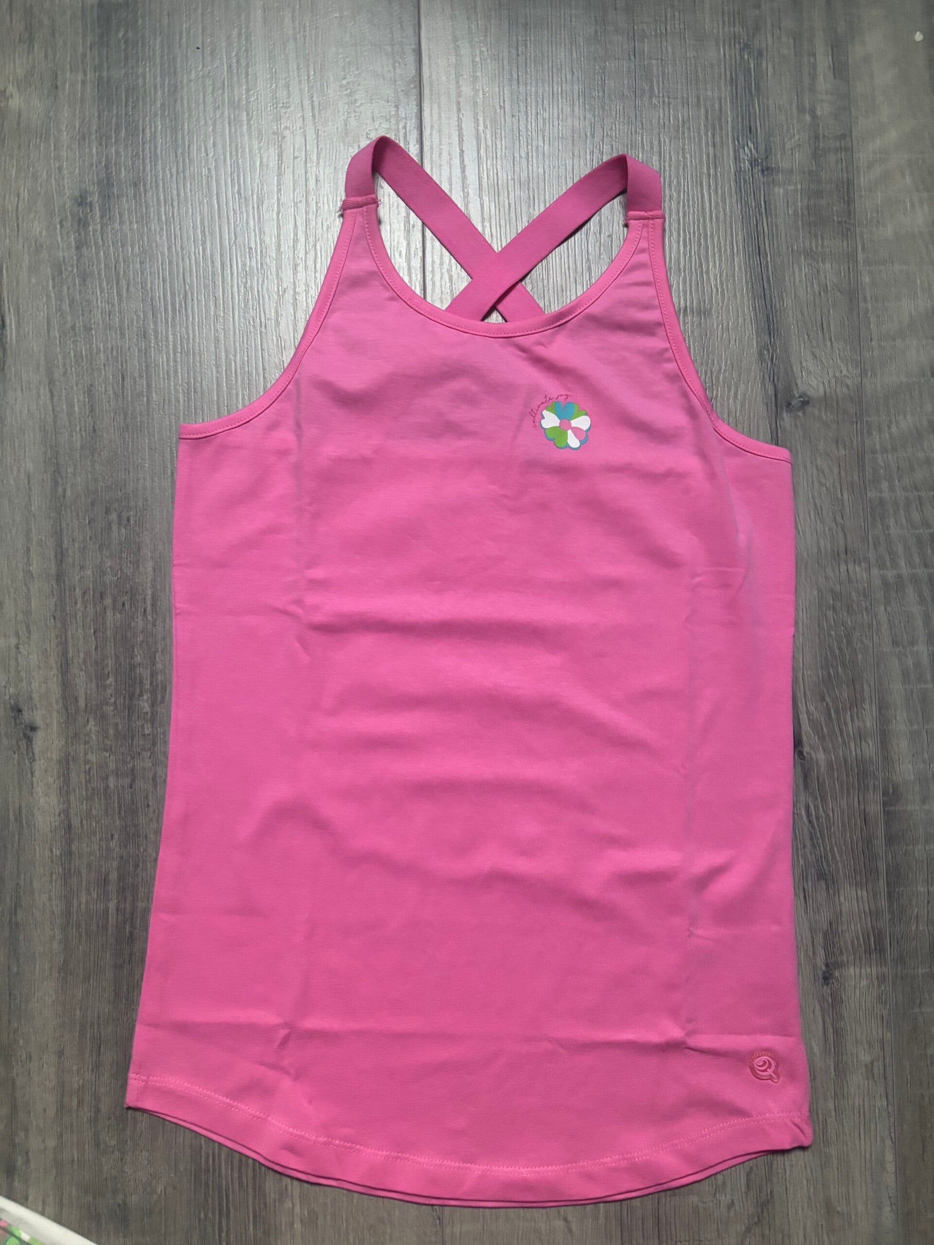 Roze meisjeshemdje met kruisbandjes