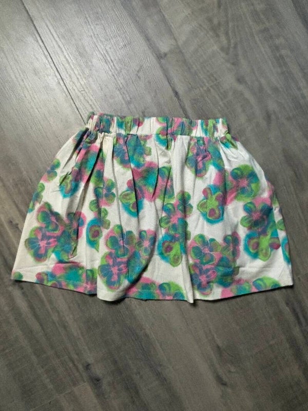 Vrolijk meisjesrokje met kleurrijke bloemenprint