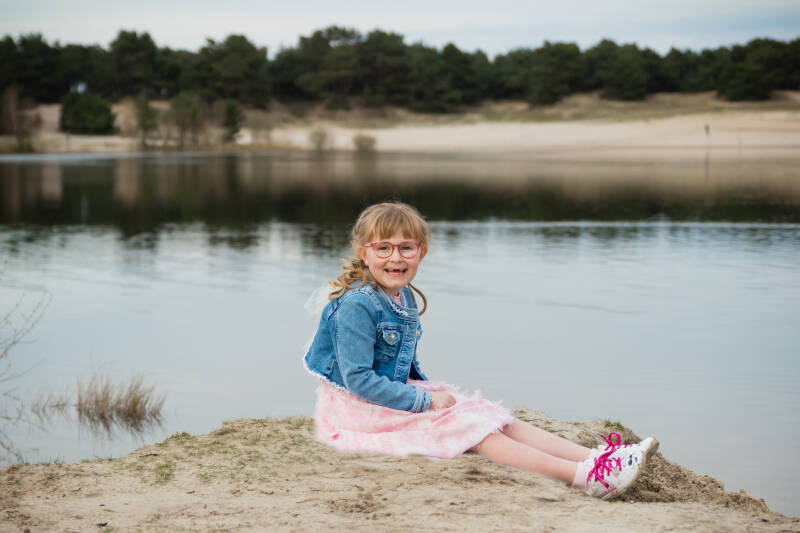eerste communie lentefeest water en zand vrolijk meisje