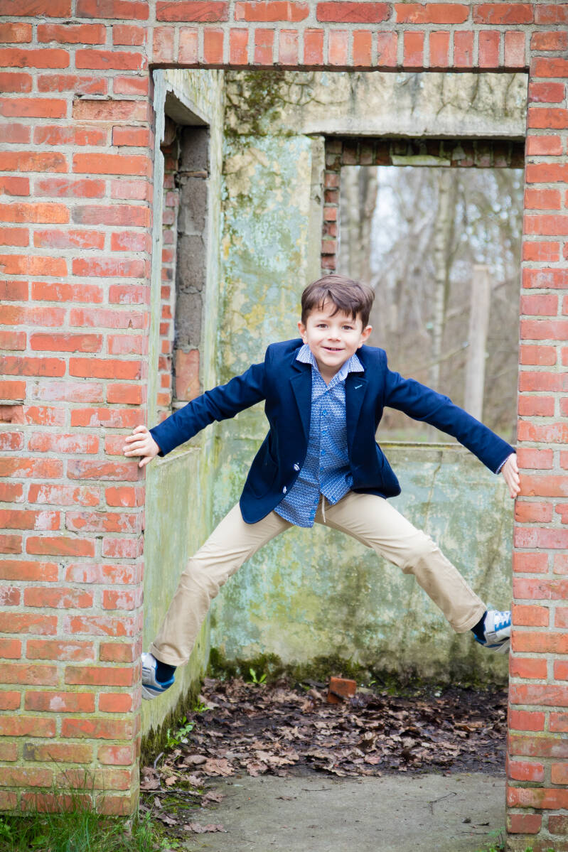 eerste communicant stoere jongen in bossen