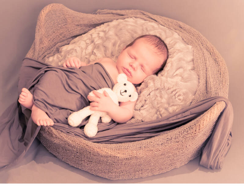 baby en beertje in mandje