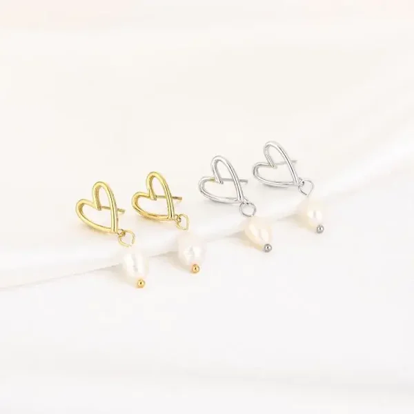 Pearl and heart oorbellen