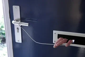 Met een stuk ijzer door de brievenbus wordt de deurklink naar beneden getrokken.  Voorkomen  Draai de deur op slot en sluit de brievenbus af of plaats een aparte brievenbus aan de buitenkant van de woning.