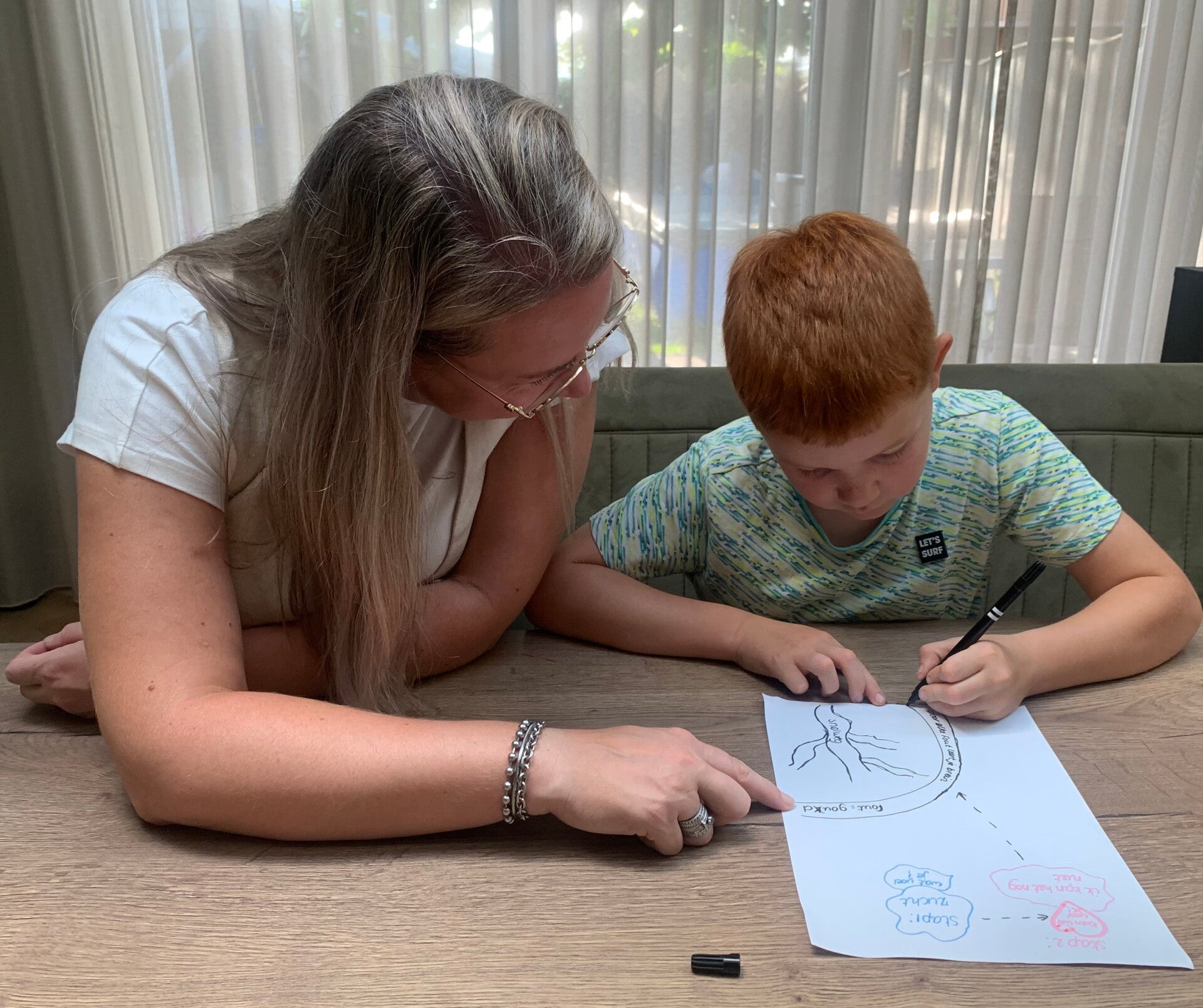 Anita Oerlemans aan het werk met een kind