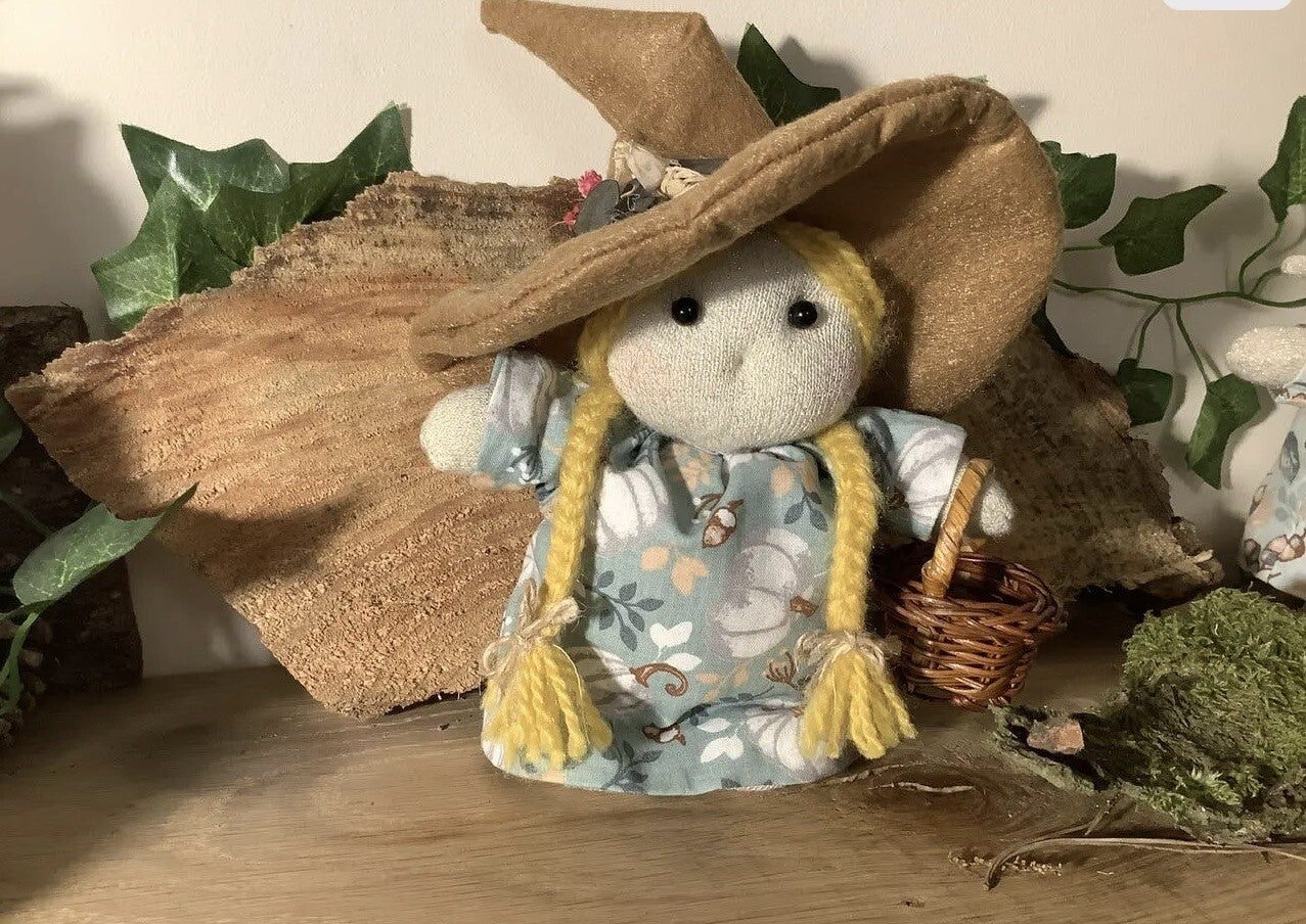 Aerin * sorcière avec son petit panier ( poupée chiffon)