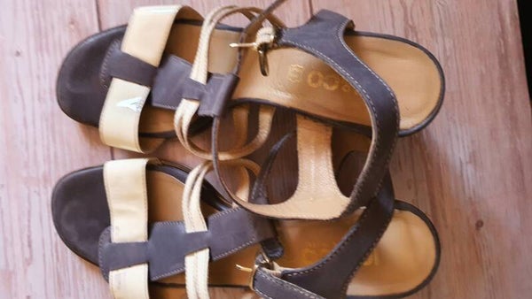 Sandalo blu e bianco