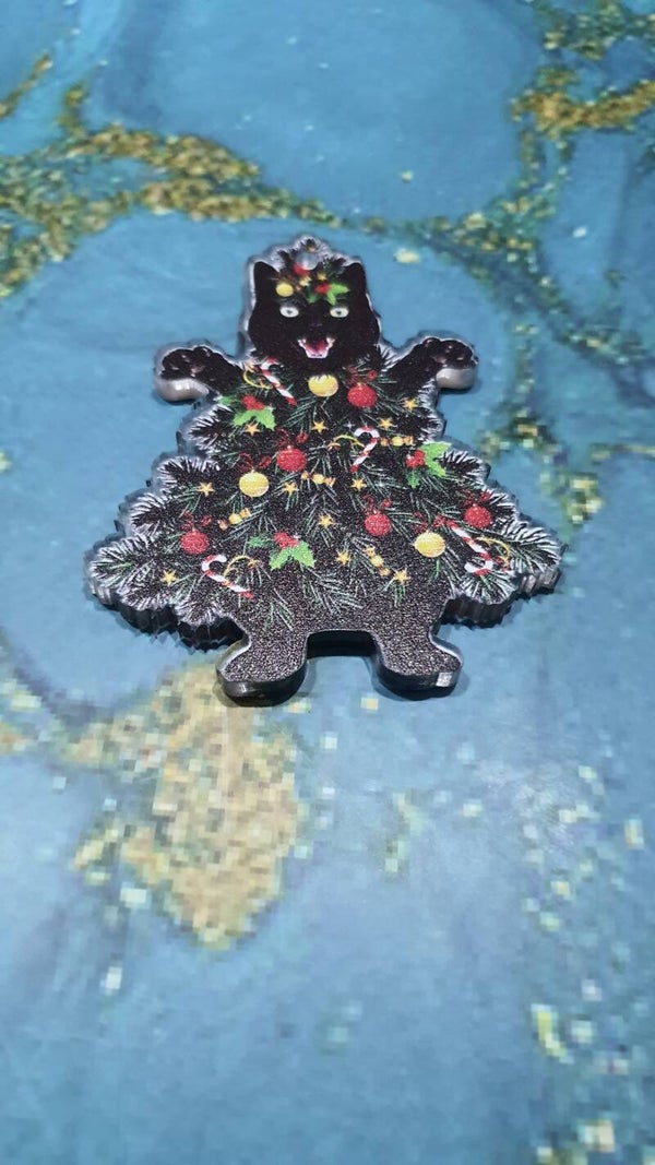 Gatto nero ad albero