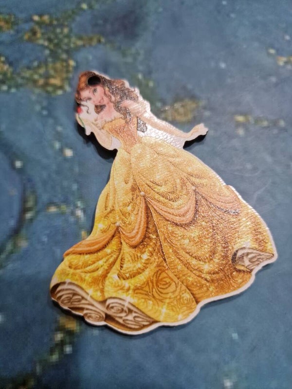 Bella in abito elegante giallo