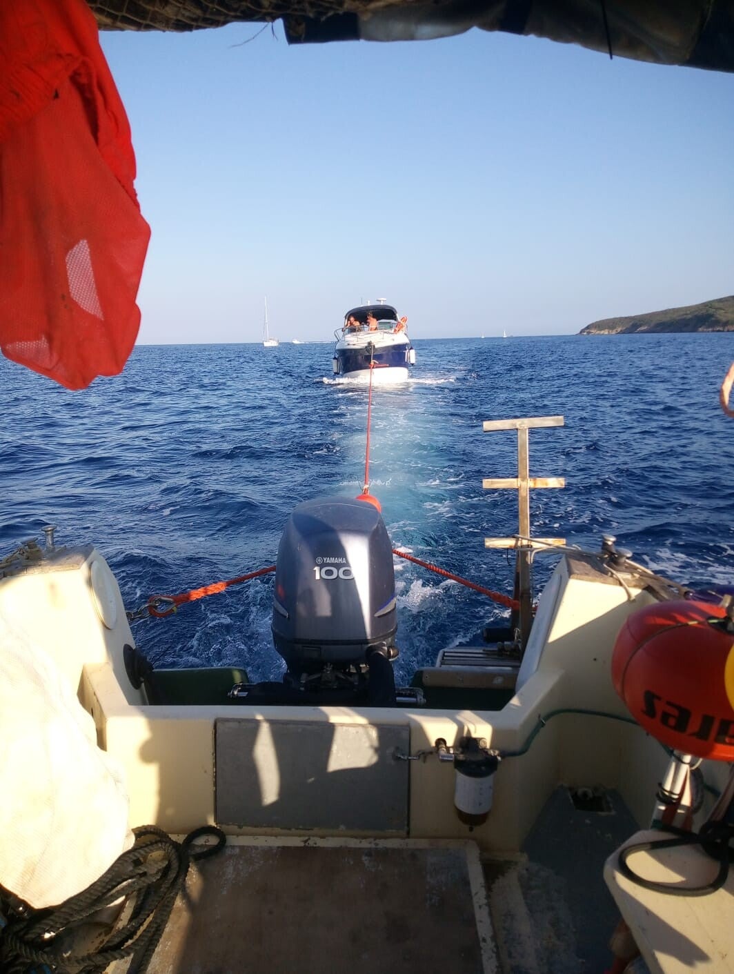 traino imbarcazione nei pressi di Porto Azzurro