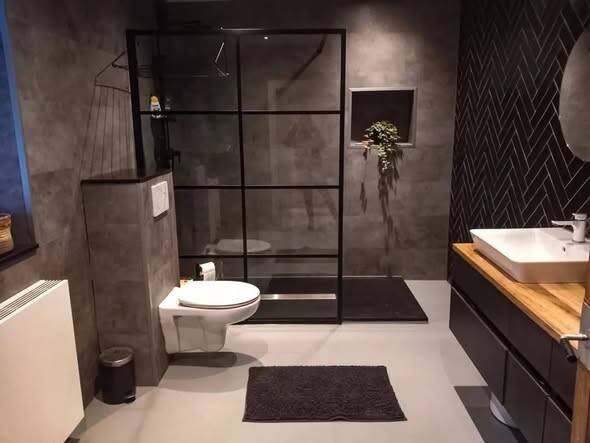 Moderne Badkamer met grijze tegels en zwarte visgraat wand