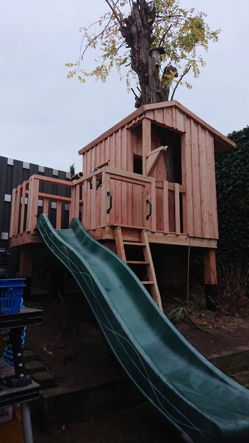 boomhut met glijbaan