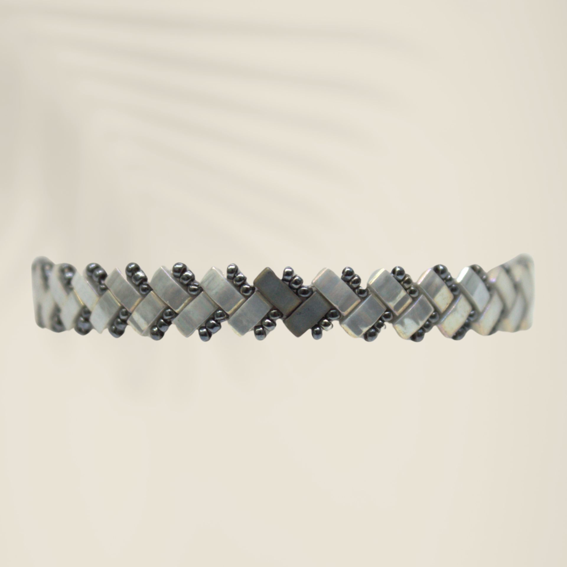 Bracelet un chevron gris.