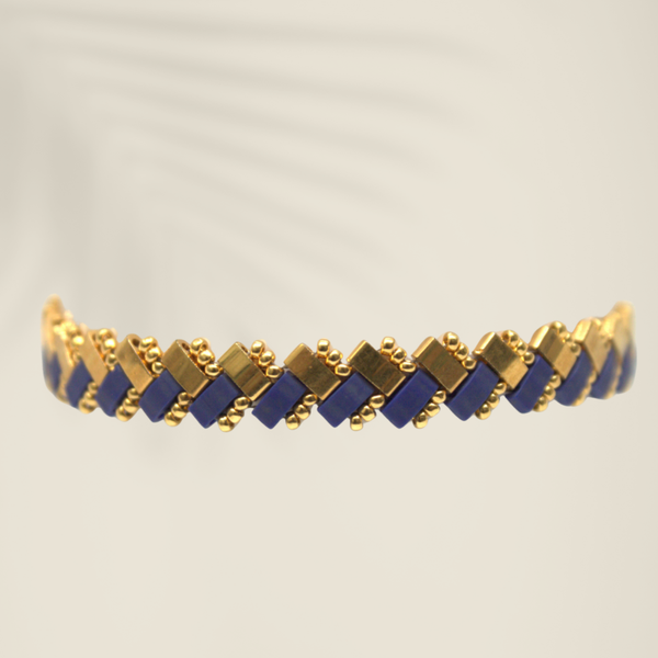 Bracelet un chevron or et bleu mat.