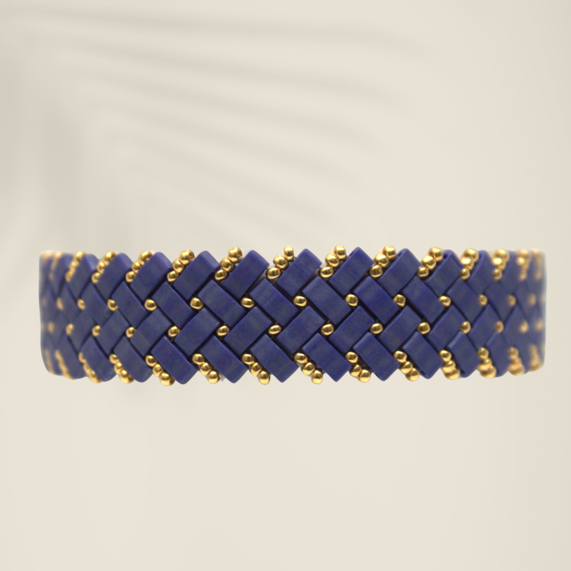 Bracelet deux chevrons bleu mat.